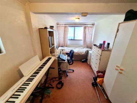 4 bedroom semi-detached house to rent - Photo 4