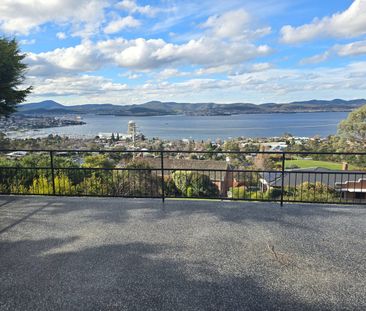 Water views and cosy living - Photo 3