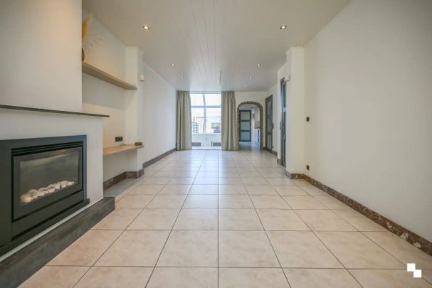 Rijwoning met uitweg achteraan en ruime garage te Izegem - Foto 1