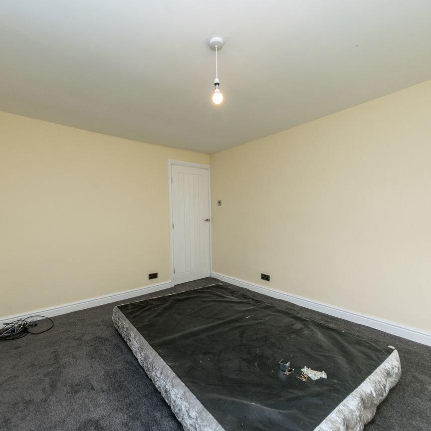 SPRINGBANK CRESCENT GILDERSOME LEEDS LS27 7DN - Photo 1