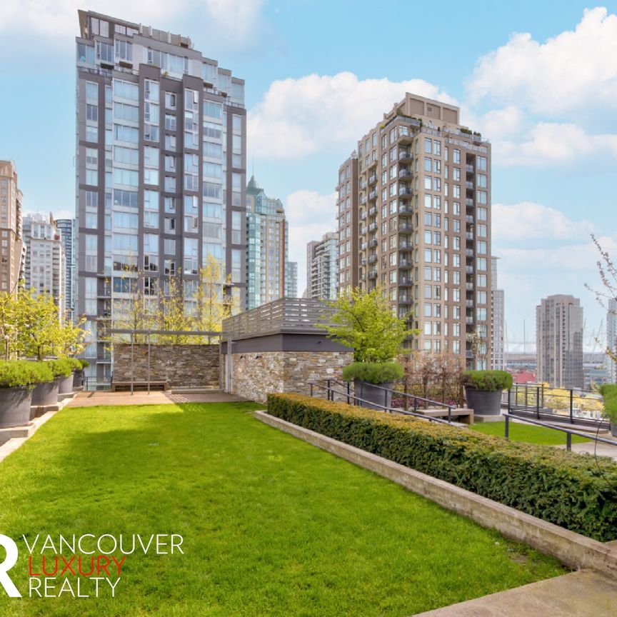 Townhouse in Downtown Vancouver, British Columbia - Photo 1