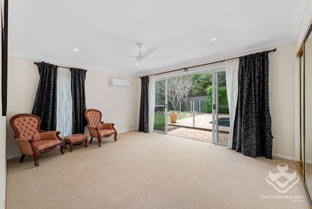 Spacious Family Home with Pool in Sought-After Stretton ! - Photo 2