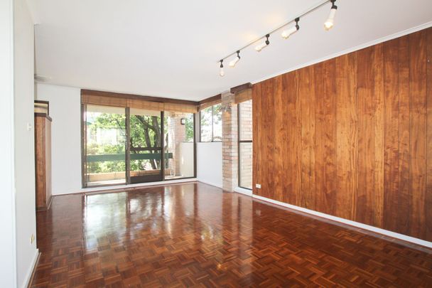 Spacious Apartment with a Leafy Outlook &ast;&ast; Available Now &ast;&ast; - Photo 1