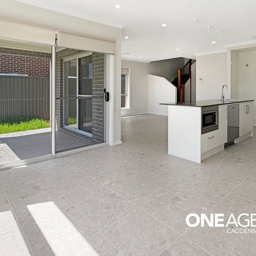 GENEROUS 5 BEDROOM HOME WITH 3 BATHROOMS & DOUBLE GARAGE!!! - Photo 1
