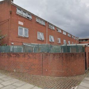 4 Bed Semi-Detached House, Hooks Close, SE15 - Photo 3
