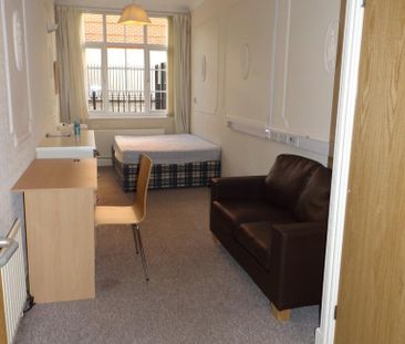 1 bedroom in a house share to rent - Photo 1