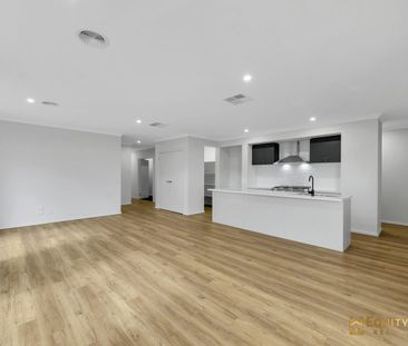 Spacious Family Home in Thornhill Park! - Photo 4