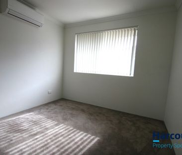 Modern 3x2 Townhouse in Quiet Belmont Complex - Photo 5