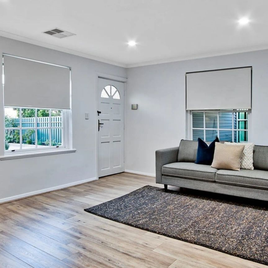 Single storey rear unit in small group of four! - Photo 1