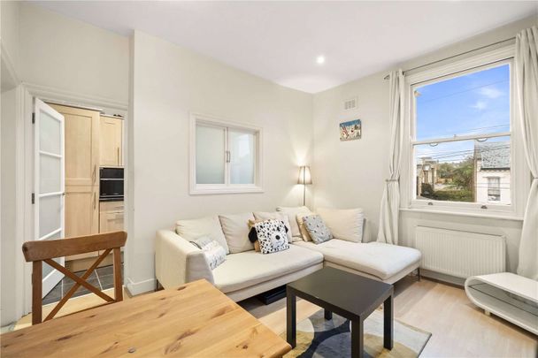 A spacious two bedroom first floor apartment located just off St. John's Hill. - Photo 1