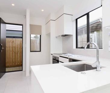 Charming 2-Bedroom Townhouse for Rent in Otara - Photo 4