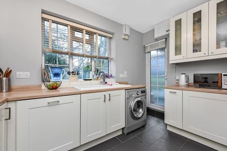 Room in a Shared Flat, Beaconsfield Close, SE3 - Photo 4