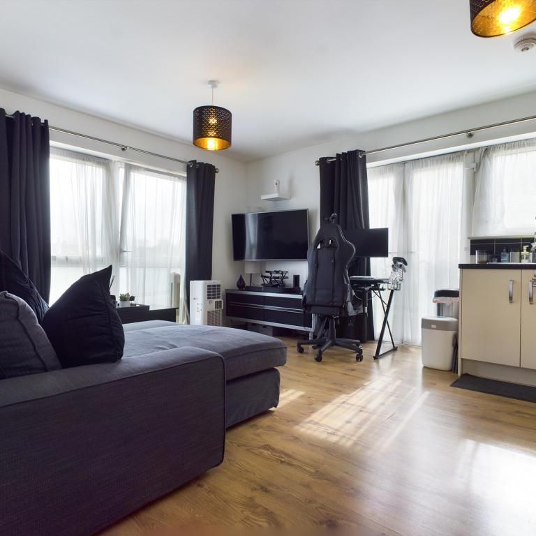 2 bedroom flat to rent - Photo 1