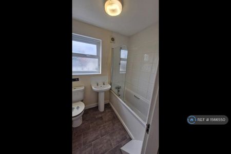 2 bedroom end of terrace house to rent - Photo 3