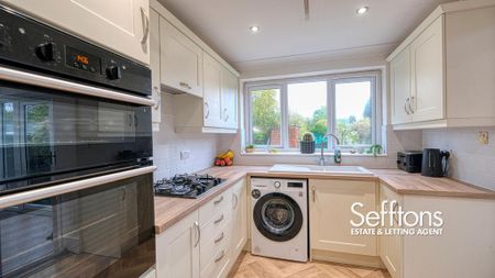 3 bedroom semi-detached bungalow to rent - Photo 5