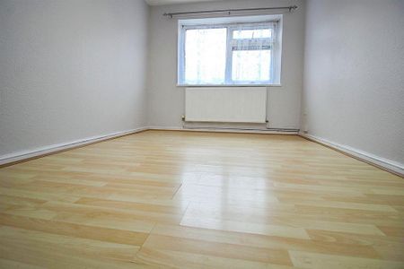 3 bedroom flat to rent - Photo 4