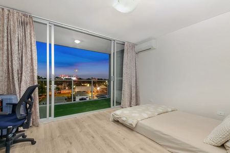 Modem Spacious Split level 2 bedroom plus Study apartment in the heart of Parramatta CBD - Photo 3