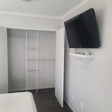 Modern, Comfortable, private, one bedroom - Photo 2