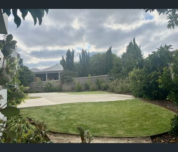 12/102 Colac Road, Highton, Vic 3216 - Photo 2