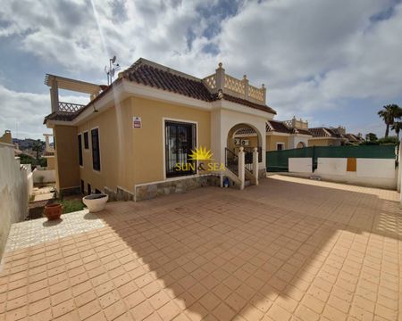 VILLA RENTAL WITH 5 BEDROOMS AND 3 BATHROOMS - Photo 3