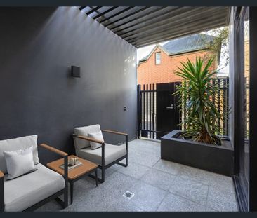 Ground-floor gem with access to pool, sauna, and gym (the property is located at the laneway at the back) - Photo 5