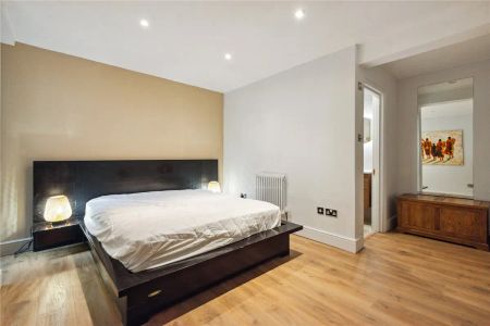 3 bedroom flat in London - Photo 3