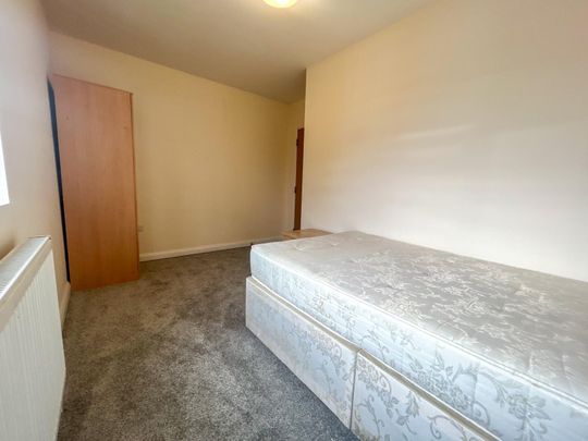Double Room To Let - HP12 - Photo 1