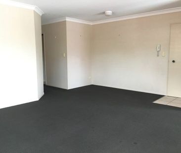 Top Floor 3 Bedroom Unit in Prime Location! - Photo 5