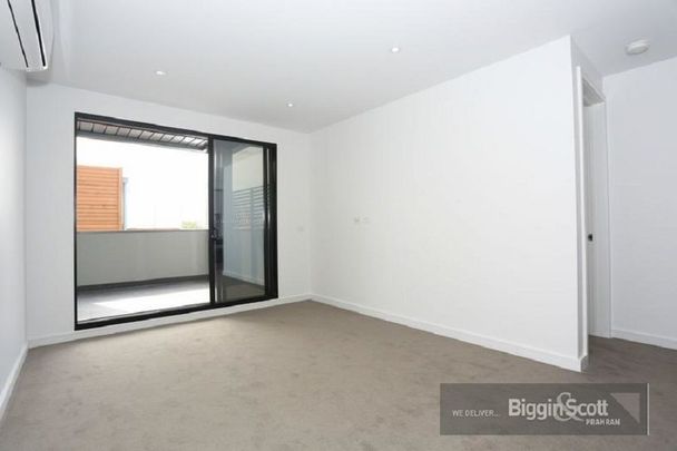 Modern Two-Bedroom Apartment Moments from Bridge Road - Photo 1