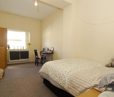 3 bedroom flat to rent - Photo 3