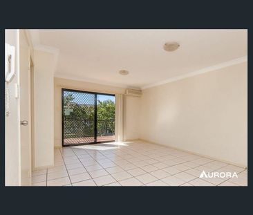 Stylish 2 Bedroom Apartment in Prime Clayfield Location - Photo 1