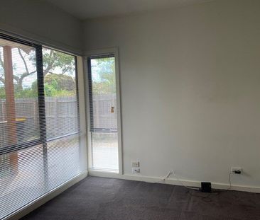 4BR 2 LIVING FAMILY HOME IN PRIME LOCALE! - Photo 2