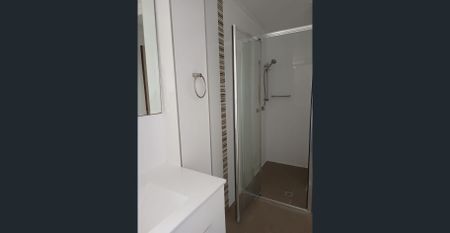 Spacious 2 bedrooms unit close to everything. - Photo 3