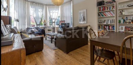 Large 4 bed set with a beautiful red brick mansion block - Photo 2