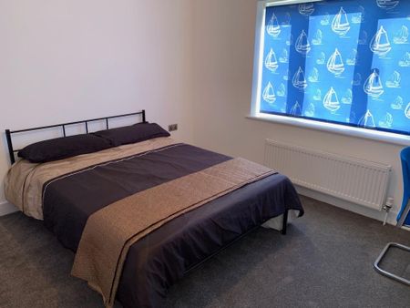 5 Bed Semi-Detached House, Mayfield Road, SO17 - Photo 2