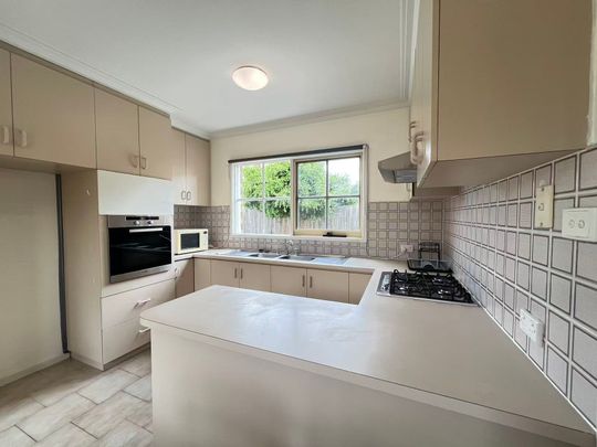 Comfortable Townhouse in a Prime Hughesdale Location – Close to Chadstone & Monash University - Photo 1