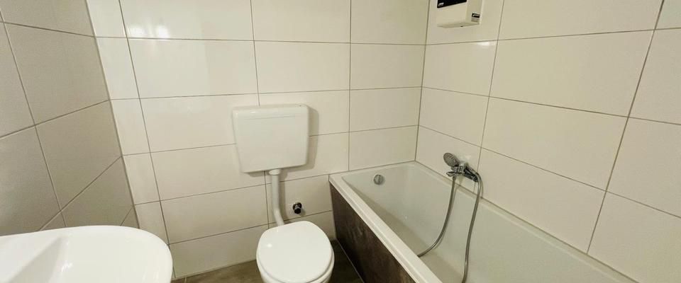 Frisch renovierte 2-Raum Wohnung mit Balkon und neuem Bad - Foto 1