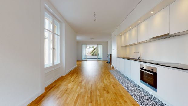 Magnifique appartement rénové de 4,5 pièces au rez-de-chaussée supérieur avec terrasse couverte, vue sur le lac et cheminées - Photo 1