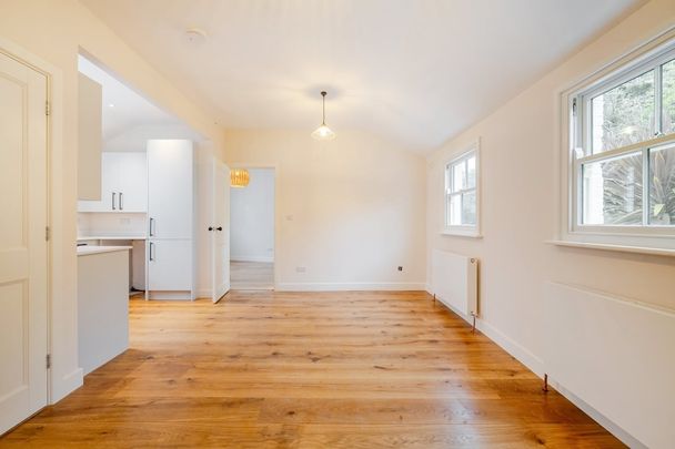 2 bedroom mews to rent - Photo 1