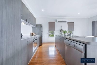 Light & Bright 4 Bedroom Home with Beautiful Sea Views - Photo 3