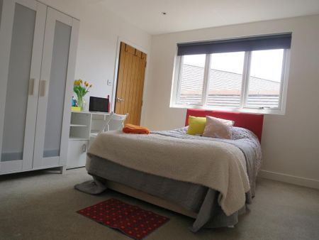 3 bedroom flat to rent - Photo 4