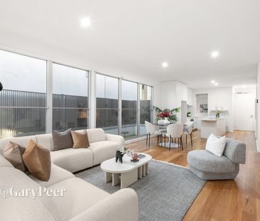 Luxurious penthouse with fabulous indoor-outdoor appeal - Photo 3