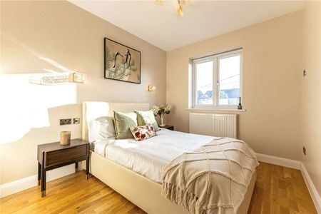 A well presented four bedroom family home in the heart of Virginia Water - Photo 5