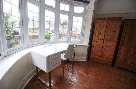 Bedroom Detached House In Winton, BH9 - Photo 3