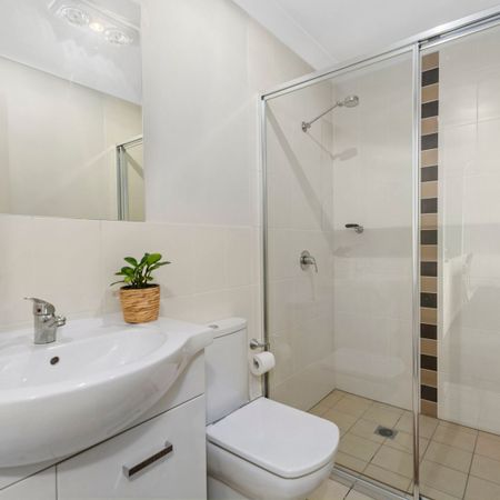 Central, Spacious & Convenient ! - Photo 4