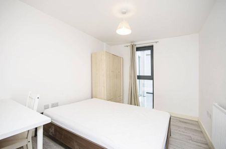 3 bedroom flat to rent - Photo 4