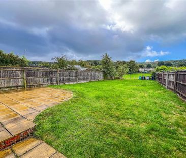 Third Avenue, Dursley - Photo 1