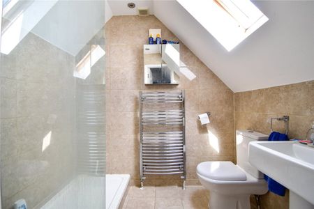 Well presented 2 bedroom duplex apartment situated on Coleridge Road within walking distance of the Railway Station & Addenbrookes Hospital. Allocated covered parking. GCH. Unfurnished. - Photo 5