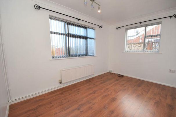 3 bedroom semi-detached bungalow to rent - Photo 1