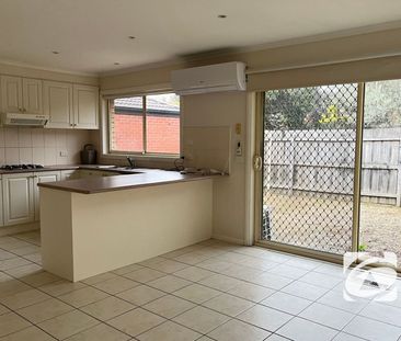 PERFECTLY LOCATED FAMILY HOME - Photo 2